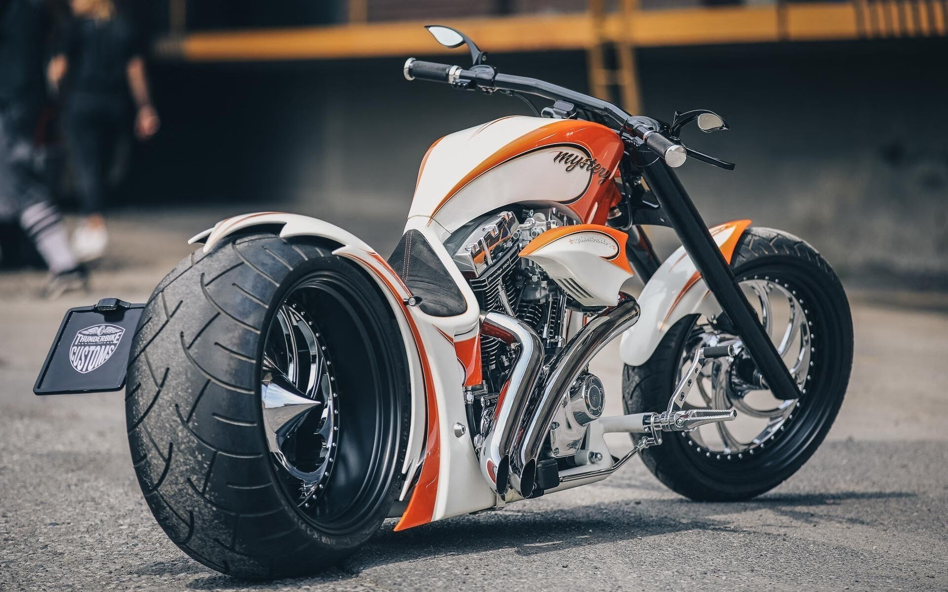 交响乐的休止符,当戈贝尔的独奏淹没在广东的团队和弦中